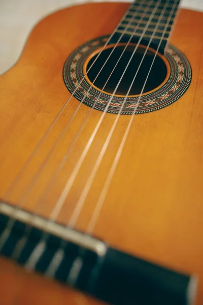 Close Tiro Uma Guitarra Clássica Madeira Com Cordas Plástico — Fotografia de Stock