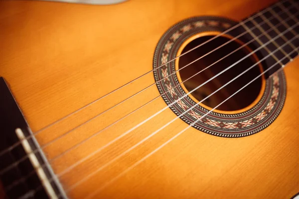 Close Tiro Uma Guitarra Clássica Madeira Com Cordas Plástico — Fotografia de Stock