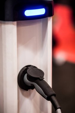 Elektrikli bir arabanın şarj prizinin yakın çekimi.