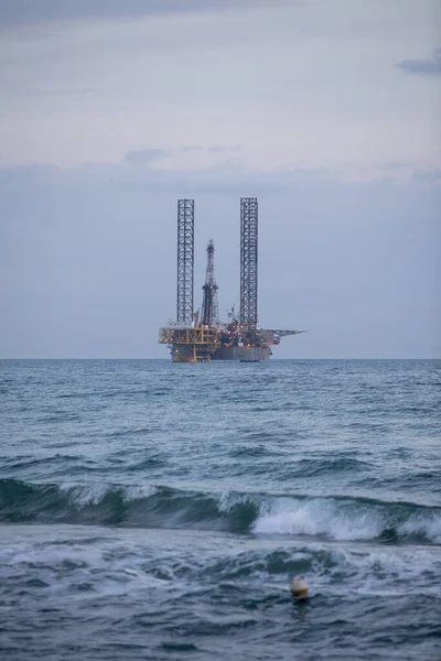 Image Couleur Une Plateforme Pétrolière Sur Mer Crépuscule — Photo