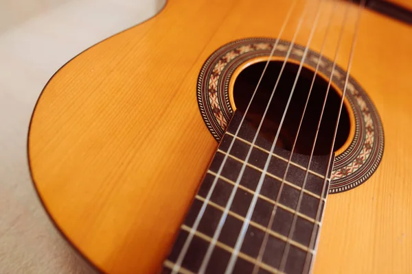 木製のクラシックギターのショットを閉じます プラスチック製の文字列と — ストック写真
