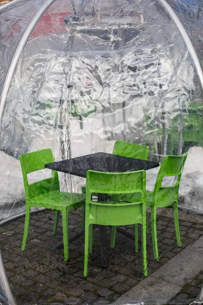 Vista Uma Barraca Plástico Transparente Sobre Uma Mesa Situada Exterior — Fotografia de Stock