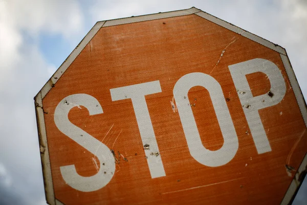 Close Opname Van Een Stop Teken Een Bewolkte Hemel Achtergrond — Stockfoto