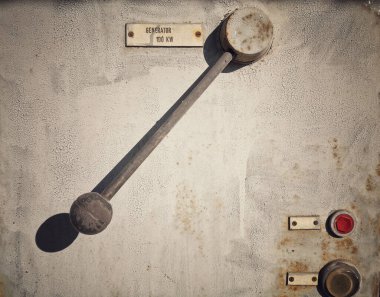 Duvarda paslı bir vintage manivelanın yakın çekim görüntüsü, sol tarafında kopya alanı var..