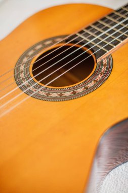 Plastik telli, ahşap bir klasik gitarın yakın plan çekimi..