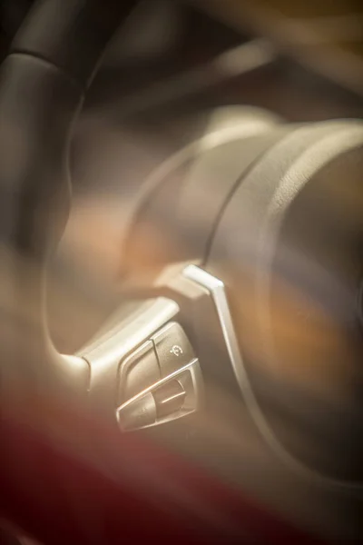 現代の車のステアリングホイール上のクルーズコントロールボタンの色の詳細 — ストック写真