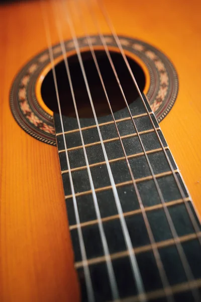 Primer Plano Una Guitarra Clásica Madera Con Cuerdas Plástico —  Fotos de Stock