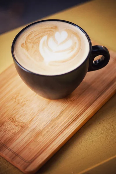 Capuchino Caliente Una Taza Colocado Una Bandeja Madera Cafetería Retro — Foto de Stock