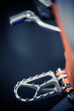 Motosiklet mandalı. Off-road motosiklet dinlenme ve kontrol detayları.