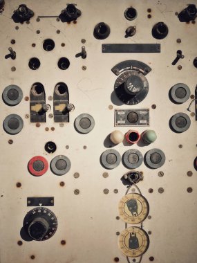 Etiketli fabrika imalatında birçok düğmesi olan klasik anahtar kontrol paneli.