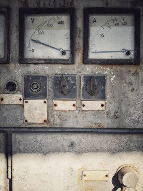 Paslı, eski, büyük voltmetre ve ampermetre yakın çekim.