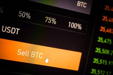 Bitcoin sat düğmesinde fare imleci olan bir bilgisayar ekranının görüntüsünü kapat. 