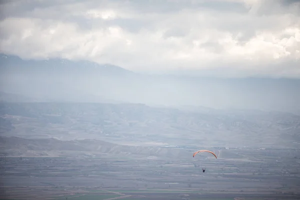 Imagen Parapente Volando Solo Contra Cielo Gris Nublado — Foto de Stock