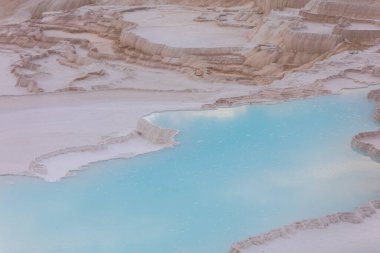 Pamukkale, Türkiye 'deki travertin teraslarının resmi.