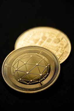 Altın bir Qtum dijital kripto para biriminin yakın çekim görüntüsü.