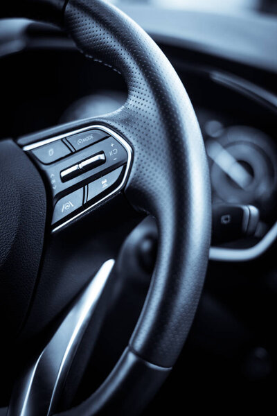 Современное рулевое колесо с многофункциональным переключателем управления. 