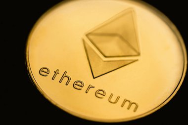 Altın bir Ethereum dijital kripto para biriminin yakın çekimi.