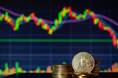 Altın Bitcoins kripto para yığını veya yığın mum çubuğu grafik şeması ve dijital arkaplan.
