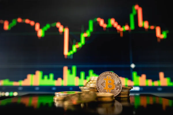 Stack Eller Hög Med Guld Bitcoins Cryptocurrency Med Ljus Stick — Stockfoto