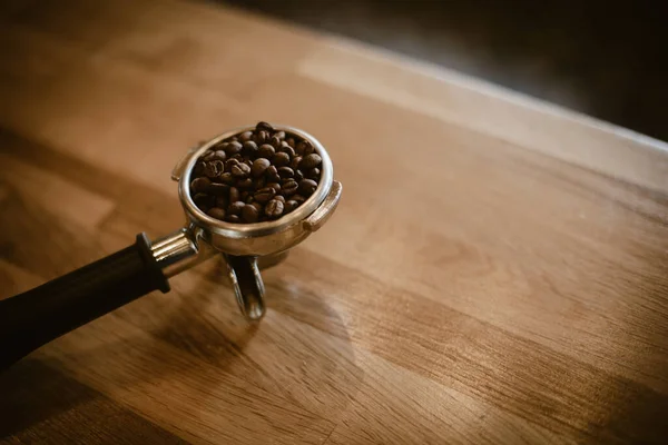 Nad Hlavou Pohled Čerstvě Pražená Kávová Zrna Espresso Filtru Texturovaném — Stock fotografie