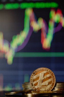 Mum çubuğu grafik grafiği ve dijital arkaplanı olan Litecoin kripto para birimini yığın veya yığın.