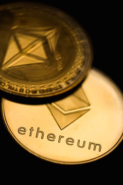 Altın bir Ethereum dijital kripto para biriminin yakın plan çekimleri..