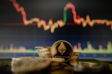 Mum çubuğu grafiği ve dijital arkaplanı olan Ethereum kripto para birimini yığın veya yığın.