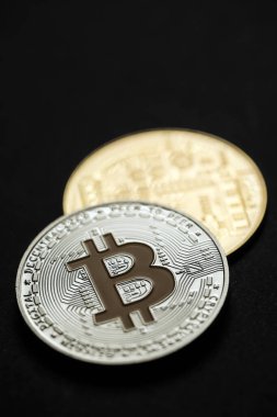 Gümüş bir bitcoin dijital kripto para biriminin yakın plan görüntüsü.