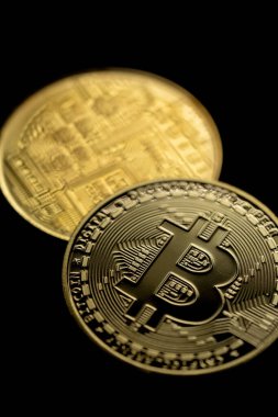 Altın Bitcoin dijital kripto para biriminin yakın plan görüntüsü.