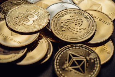 Altın bir Bitcoin, Cardano ve Ethereum 'un yakın plan çekimleri, diğer dijital kripto birimlerinin yanı sıra. .