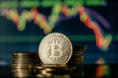 Altın Bitcoins kripto para yığını veya yığın mum çubuğu grafik şeması ve dijital arkaplan.