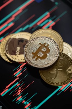 Mum çubuğu grafik grafiği ve dijital arkaplanı olan çeşitli kripto para birimlerini yığın veya yığın.
