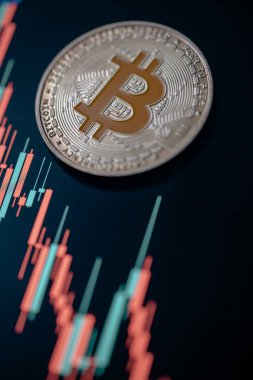 Mum çubuğu grafiği ve dijital arkaplanı olan gümüş Bitcoin kripto para birimi.