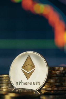 Mum çubuğu grafik çizelgesi ve dijital arkaplanı olan gümüş Ethereum kripto para birimini yığın veya yığın.