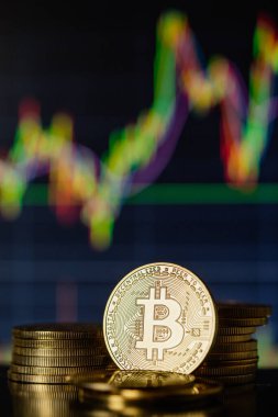 Altın Bitcoins kripto para yığını veya yığın mum çubuğu grafik şeması ve dijital arkaplan.