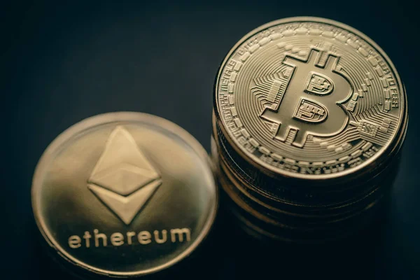 Κοντινό Πλάνο Από Στοίβες Χρυσού Bitcoin Και Ethereum Ψηφιακή Cryptocurrency — Φωτογραφία Αρχείου