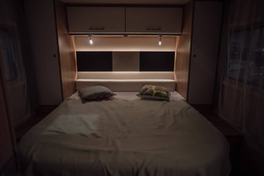 Yeni lüks bir karavanın içindeki yatağın görüntüsü..