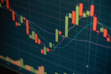 Finansal ticaret tablosu, piyasa alıntıları ve kripto para birimi fiyat eğilimini gösteren istatistiklere sahip dijital ekran. Teknik fiyat şamdanı grafiği ve online hisse senedi alım-satımı. Forex yatırım iş illüstrasyonu.