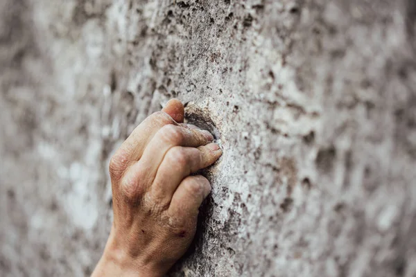 Close Tiro Adulto Masculino Handholding Uma Rocha Ilustração Para Escalada — Fotografia de Stock