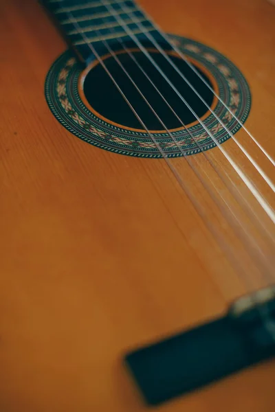 Primer Plano Una Guitarra Clásica Madera Con Cuerdas Plástico — Foto de Stock