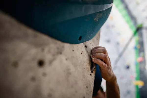 Primer Plano Una Mano Masculina Untada Con Polvo Magnesio Agarrando — Foto de Stock