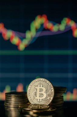 Altın Bitcoin yığınını ya da yığınını mum çubuğu grafik grafiği ve dijital arkaplan içeren kripto para birimini.