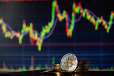 Altın Bitcoins kripto para yığını veya yığın mum çubuğu grafik şeması ve dijital arkaplan.