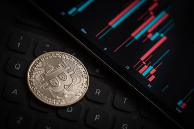 Mum çubuğu grafiği, dizüstü bilgisayarı klavyesi ve dijital arkaplanı olan gümüş Bitcoin kripto para.