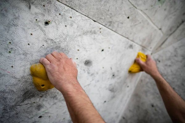 Primer Plano Hombre Manos Untadas Con Polvo Magnesio Agarrando Una — Foto de Stock