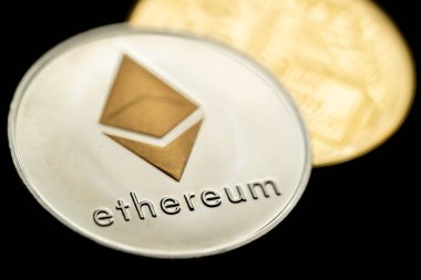 Gümüş bir Ethereum dijital kripto para biriminin yakın plan çekimleri, ön ve arka.