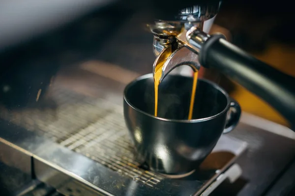 Espressomaschine Die Kaffee Kocht Und Eine Schwarze Tasse Mit Dampf — Stockfoto