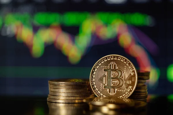 Altın Bitcoins kripto para yığını veya yığın mum çubuğu grafik şeması ve dijital arkaplan.