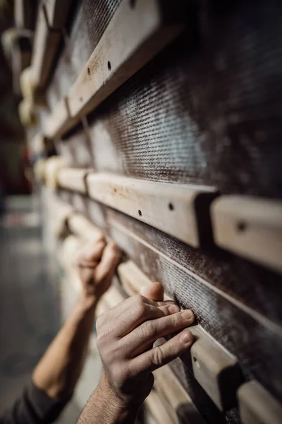 Крупним Планом Знімок Руки Людини Тримається Дошці Пальців Тренажерному Залі — стокове фото