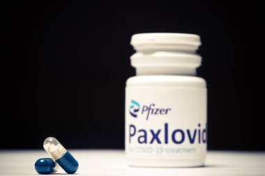 Bükreş, Romanya - 1 Şubat 2022: Pfizer tarafından geliştirilen oral antiviral ilaç hapı Paxlovid 'in illüstrasyon konsepti. Corona virüsü Covid-19 tedavisi.